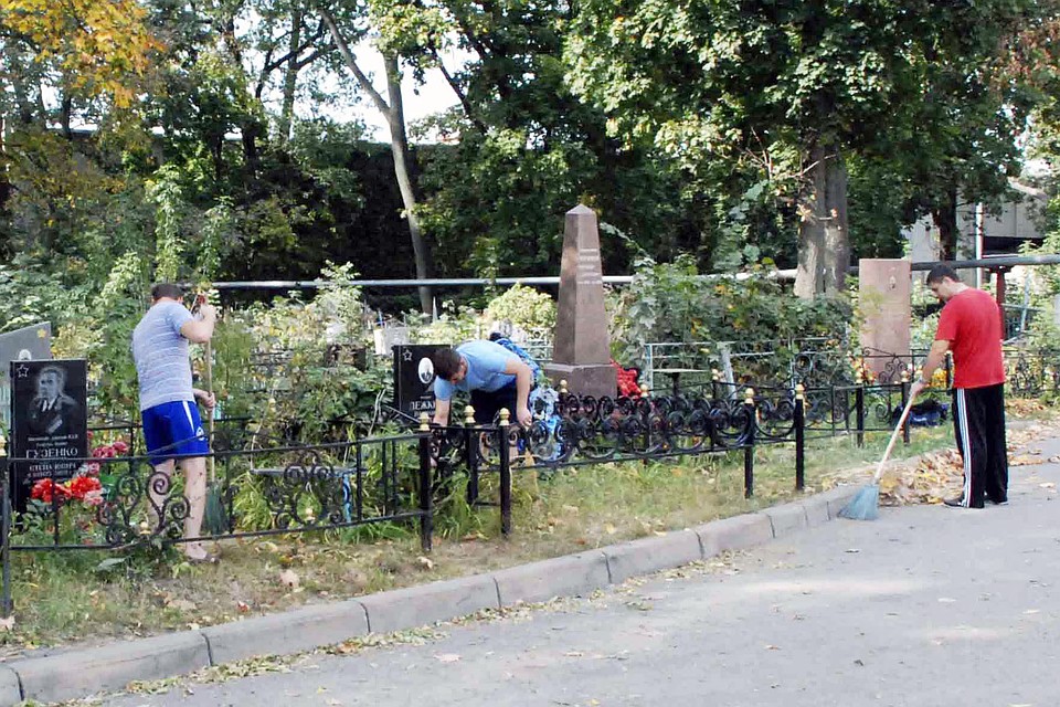 Должника заставили убирать улицы