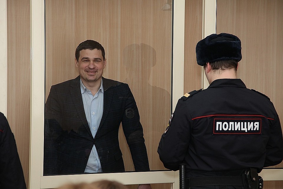 Поначалу Александр Телепнев в суде улыбался.