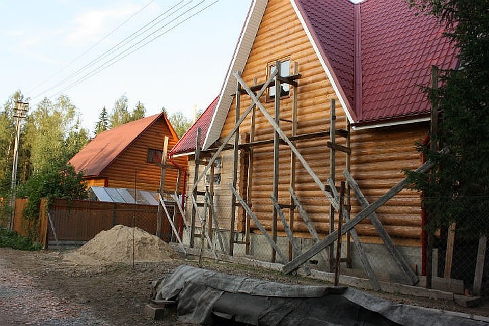 Петербуржец пытался укрыть от приставов загородный дом.