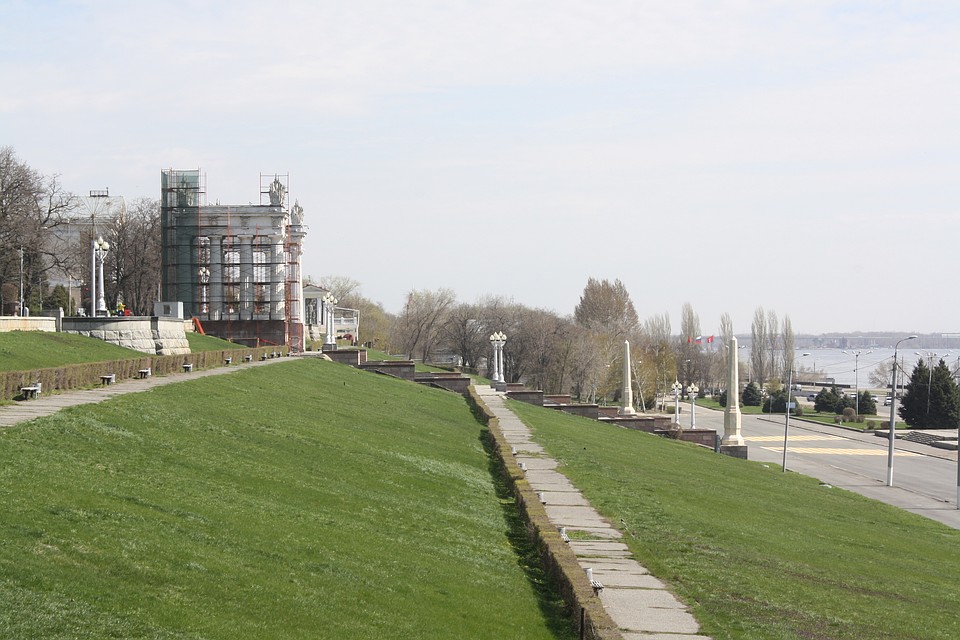 Старые бетонные столбы заменят на оцинкованные металлические опоры.