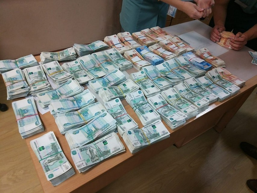 Деньги мужчина упаковал в чемодан.Фото: пресс-служба Уральского таможенного управления