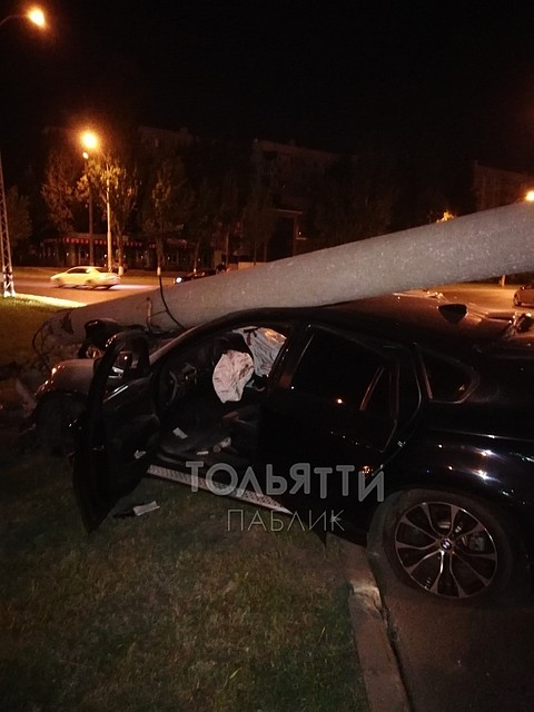 В результате аварии дорогой автомобиль сильно пострадал