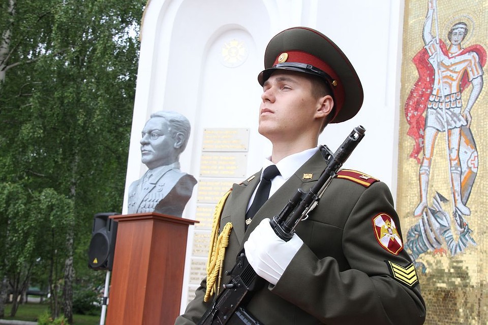 В церемонии приняли участие ветераны войск и военного института, сотрудники территориального управления Росгвардии по городу Новосибирску, военнослужащие. Фото: Сибирский округ Росгвардии