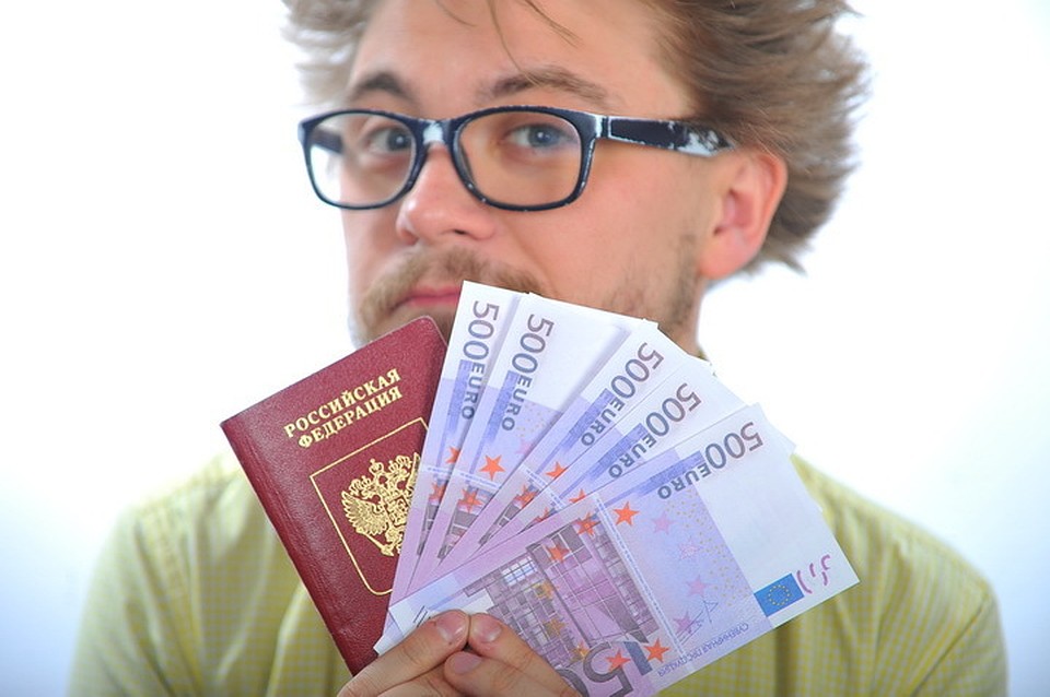 Иностранный гражданин может продлить срок действия российской визы, если она просрочена не больше, чем на три дня.