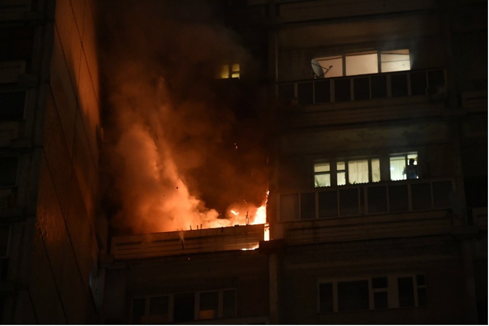 После поджога мужчина был доставлен в больницу, а квартира хозяйки сгорела полностью