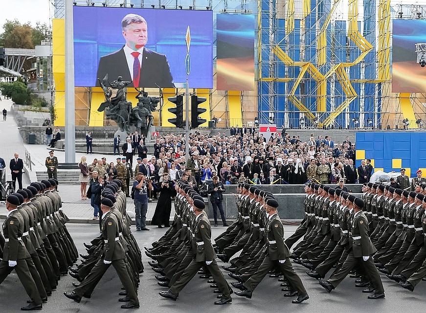 Порошенко поручил заменить воинское приветствие на «Слава Украине!»