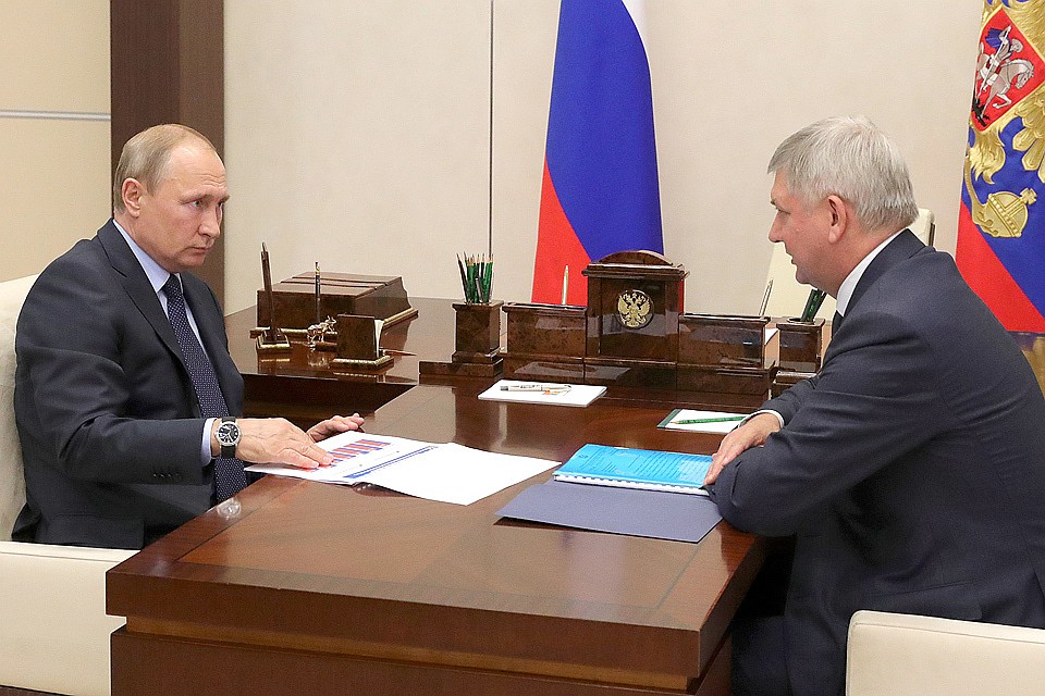 Президент РФ Владимир Путин и временно исполняющий обязанности губернатора Воронежской области Александр Гусев во время встречи в Ново-Огарево. ФОТО Михаил Климентьев/пресс-служба президента РФ/ТАСС