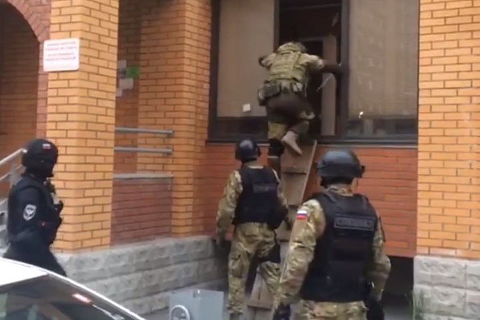Спецназовцы ворвались в окно к наркоторговцам. ФОТО: МВД.