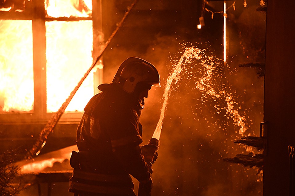 С огнем боролись 16 человек