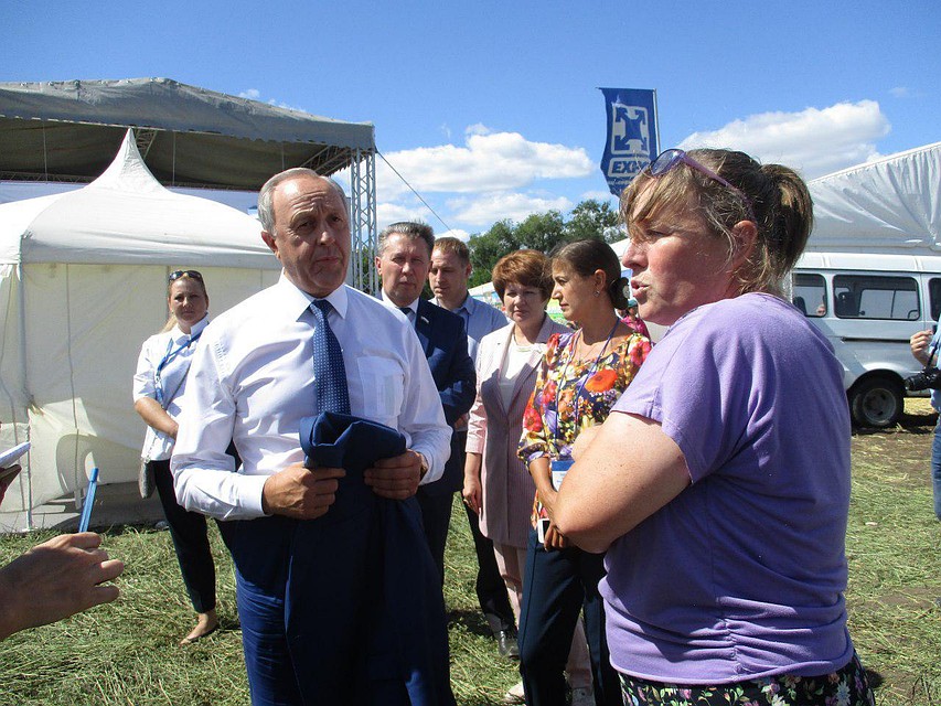 Губернатор Валерий Радаев и жительница села Белгаза Елена Романова