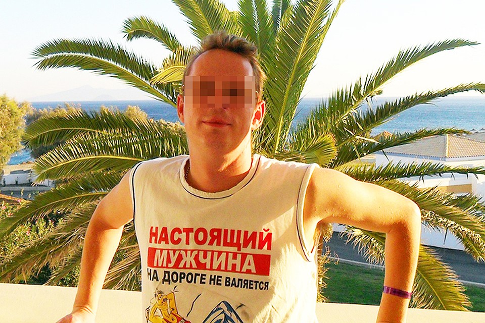 45-летний Сергей Б. много лет преподает подросткам настольный теннис. Среди ребят, которых он тренирует, много девочек