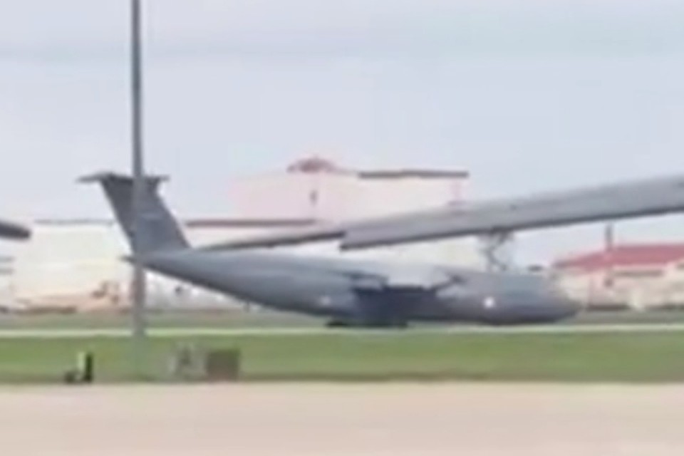 Транспортный самолет ВВС США совершил аварийную посадку. ФОТО: стоп-кадр с видео