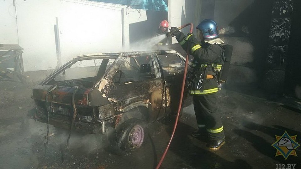 В Минске слесарь закурил во время ремонта машины. Машина сгорела, слесарь в больнице. Фото: 112.by