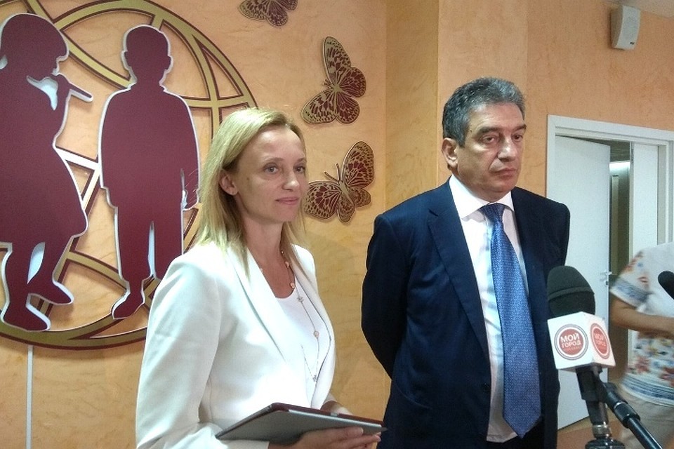 Елена Малышева вместе с Марком Курцером посетила Кемеровский областной перинатальный центр