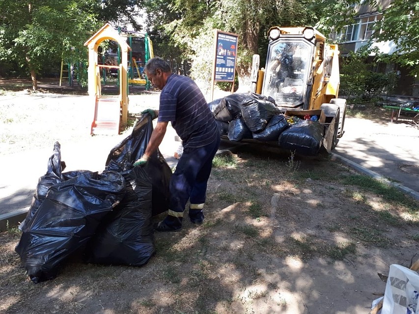 Убирать улицы города добровольно вышли 3,5 тысячи человек. Фото: администрация Ростова-на-Дону.