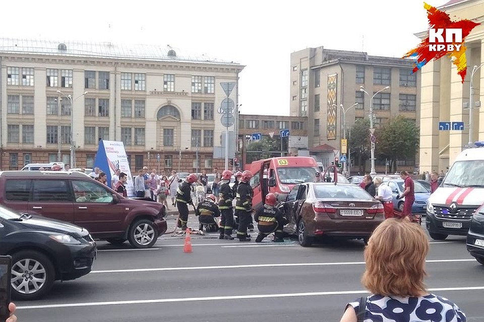В аварии пострадали четыре человека.