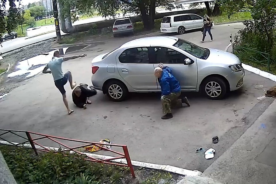 Парень набросился на стариков, сделавших ему замечание. Фото: кадр с видео