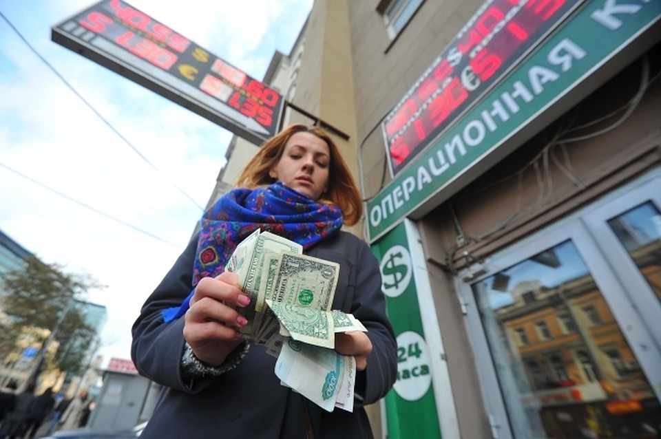 Падение рубля вызвано намерением США ввести новые санкции против России.