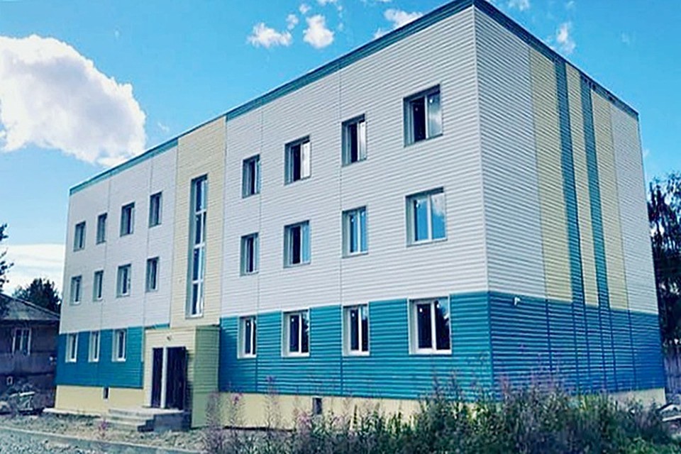 Новые социальные трехэтажки в Зеленоборском выкрашены в серо-синих тонах, в отличие от красно-желтых на Терском берегу. Да и в мурманских соцдомах окраска несколько другая. Фото: Михаил Павлов