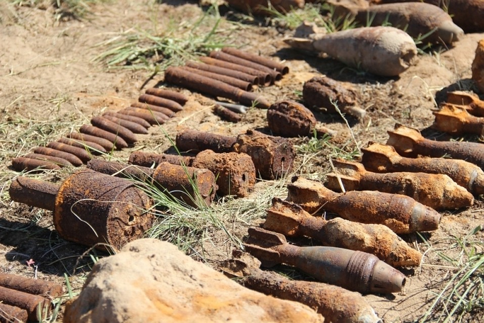 Поисковики обнаружили в земле 82 боеприпаса времен войны, в том числе две авиабомбы