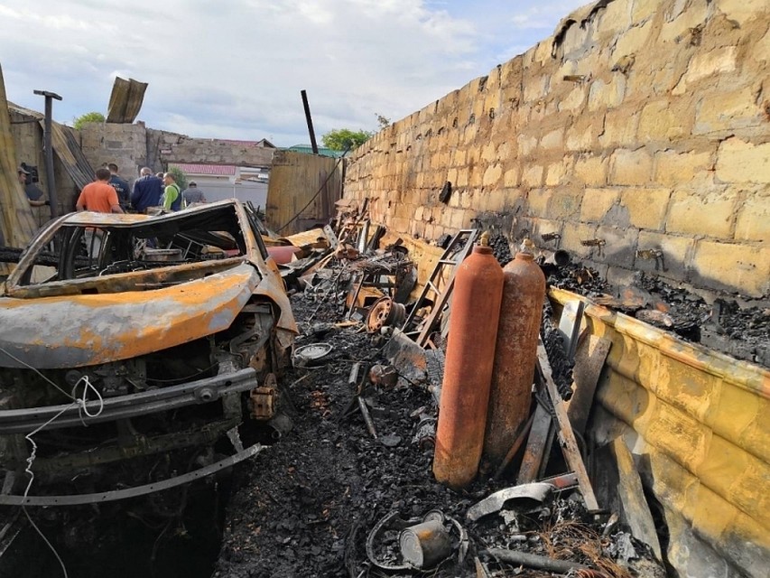 Жилище, гараж, имущество, документы взрывом и пожаром уничтожены полностью. Фото: пресс-служба ГУ МЧС по Челябинской области.