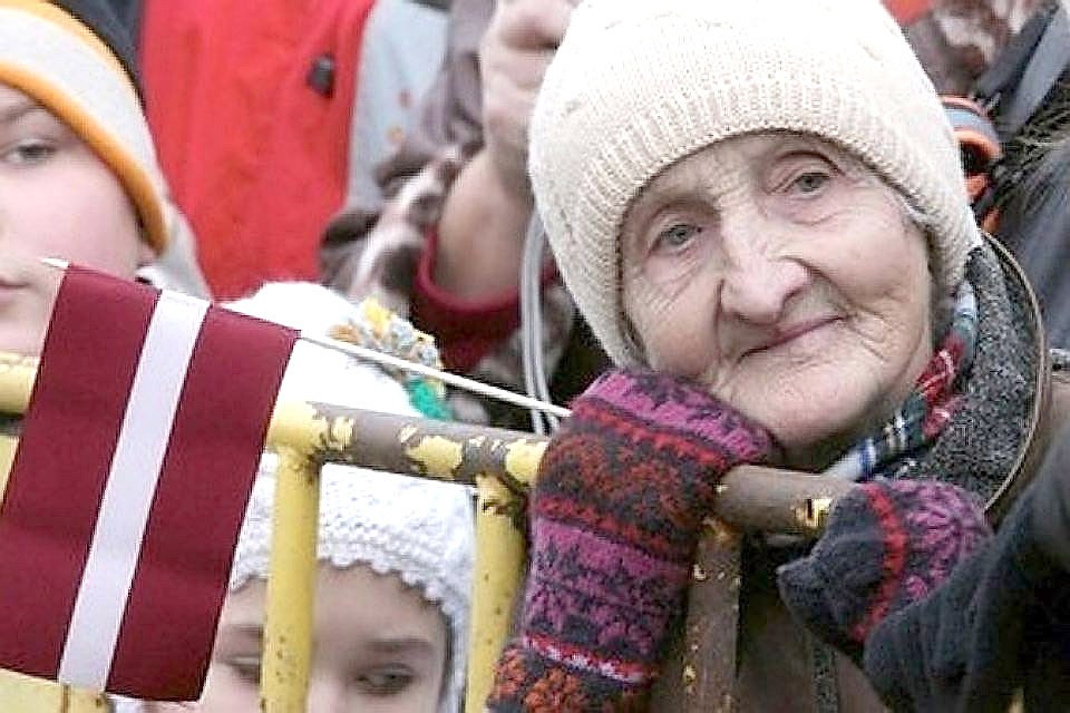 Минблаг Латвии предлагает увеличить пенсии пожилым людям за счет социальных взносов их детей. Фото: с сайта bb.lv