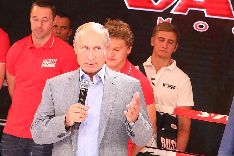 Президент РФ Владимир Путин на международном турнире по профессиональному боевому самбо "Плотформа S-70" в Сочи. ФОТО Иван ПИСАРЕНКО