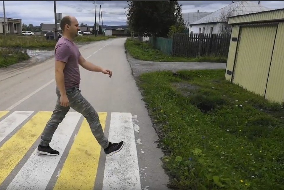 Меньше чем за сутки видео про нелепый пешеходный переход посмотрели 145 тысяч человек. Фото: кадр с видео.