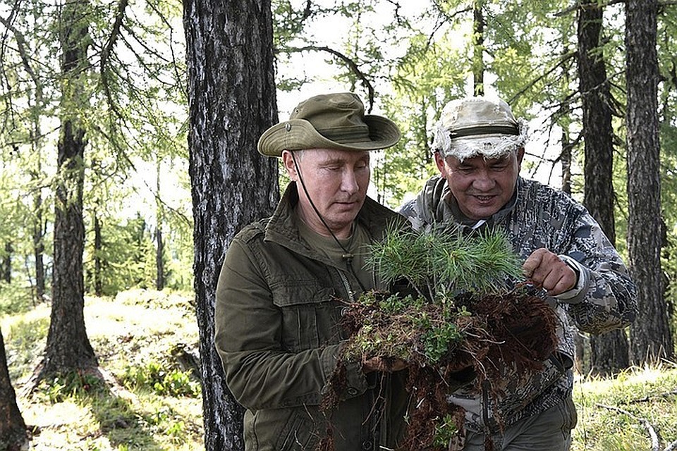 Владимир Путин и Сергей Шойгу во время посещения Саяно-Шушенского заповедника. Фото: Алексей Никольский/пресс-служба президента РФ/ТАСС