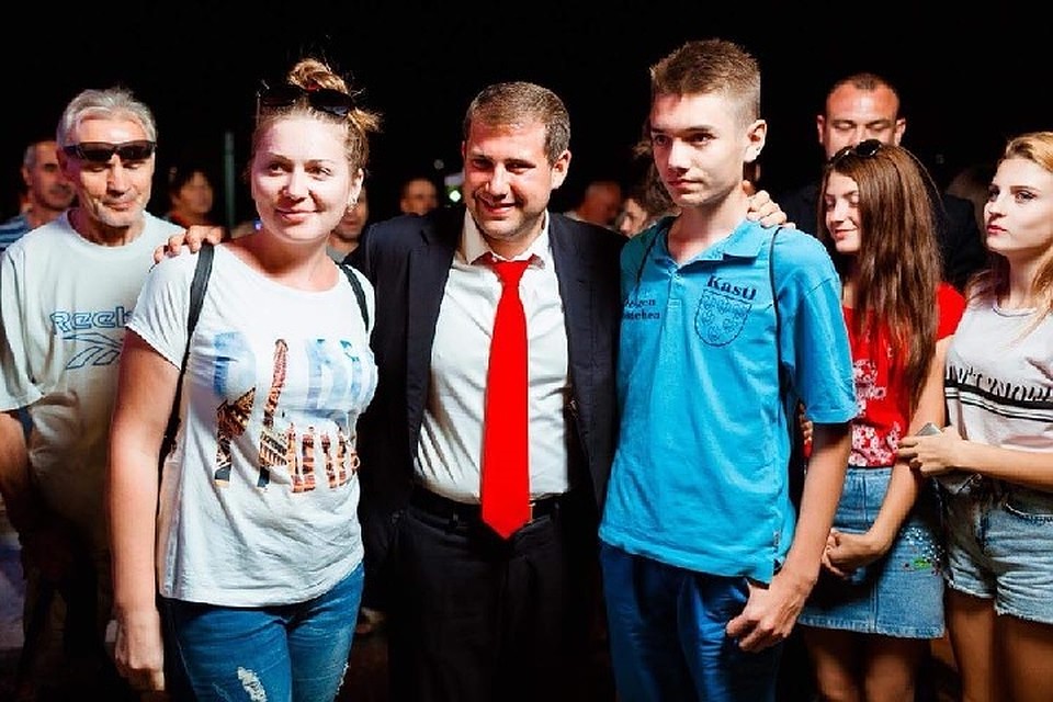 Десятки людей пожелали сфотографироваться вместе с молодым политиком. Фото: пресс-служба мэрии Оргеева