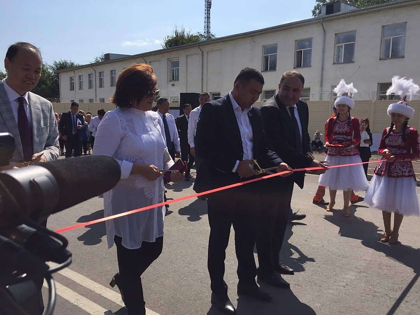 Церемония открытия нового участка дороги.