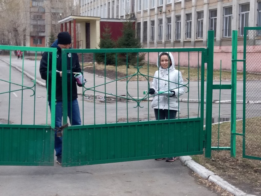 Сотрудники говорят, что ограждение школы приводят в порядок регулярно. Фото: СОШ №6.