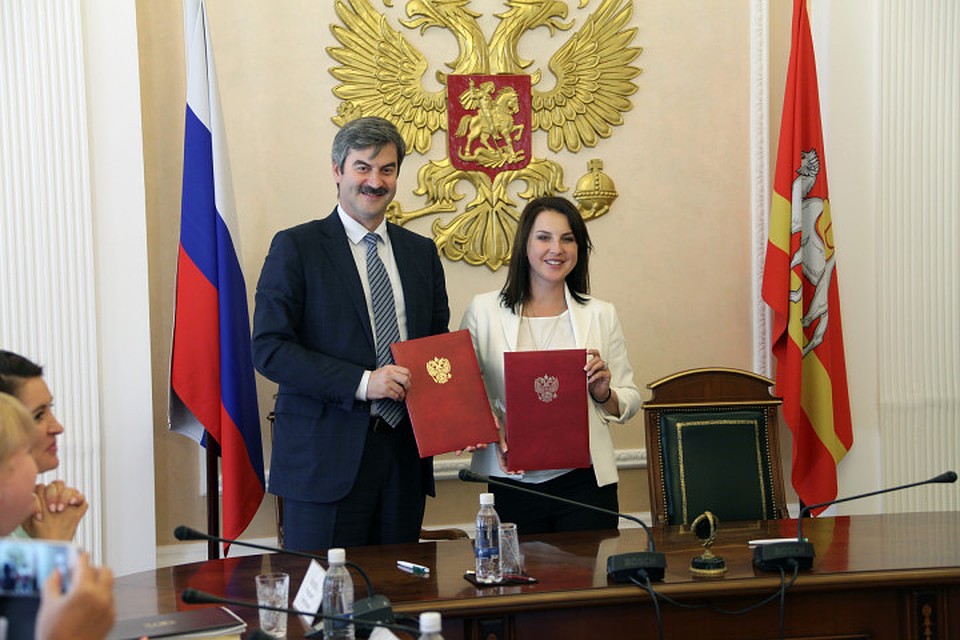 Фигуристка Ирина Слуцкая призывать правильно питаться и заниматься скандинавской ходьбой. Фото: пресс-служба губернатора Челябинской области.