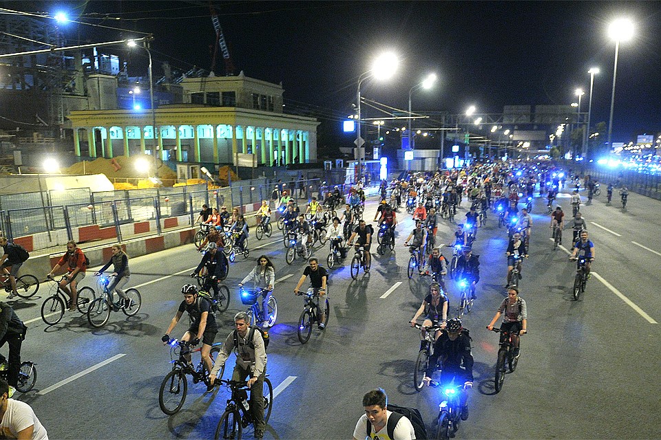 Акция "Велоночь" проводится в Москве с 2007 года.