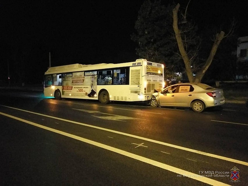 В Кировском районе "Рено" влетело в стоящий у обочины автобус. Пострадала пассажирка иномарки.