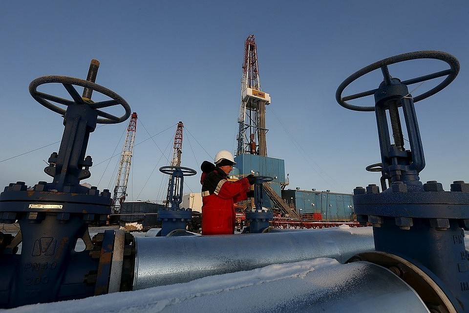 Владимир Путин и Дмитрий Медведев поздравили нефтяников с профессиональным праздников