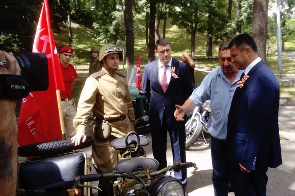 Глава Приморья Андрей Тарасенко, вице-губернатор Дмитрий Братыненко и любители раритетной автомототехники. Фото предоставил редакции Александр Юртаев