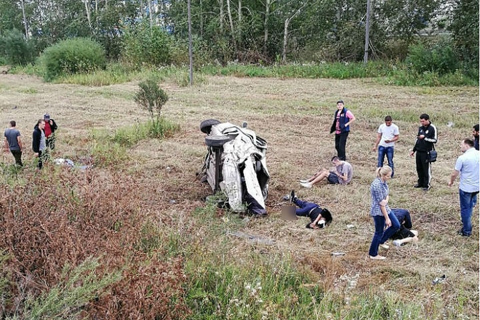 Toyota искорежило после съезда в кювет: погиб 19-летний парень. Фото: Жесть Красноярска.