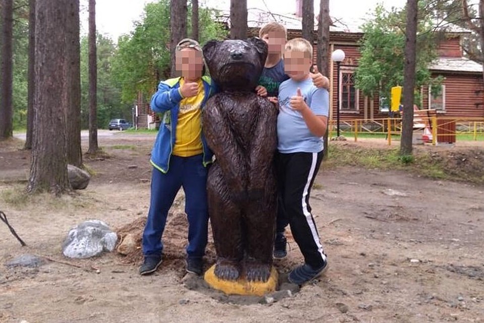 Деревянная скульптура медведя в Мурманской области не то готовится к пробиванию пенальти, не то придерживается этикета. Фото: vk.com/kandaone