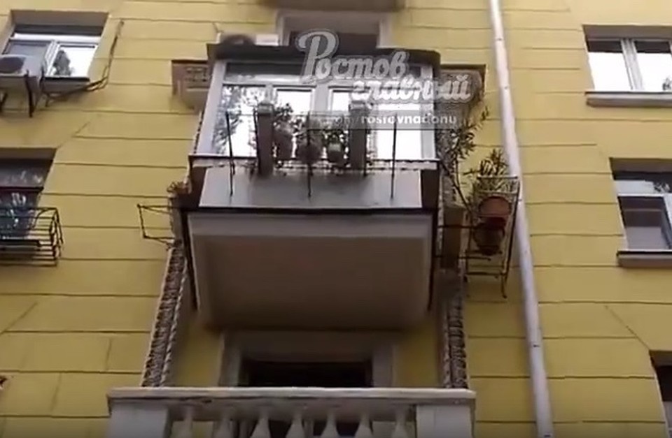 Мать призывает жителей внимательно относится к тому, что стоит у них на окнах. Фото: Группа Вконтакте "Ростов-Главный", стоп-кадр с видео.