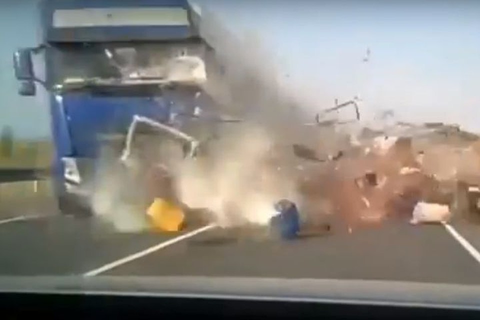 Ударом легковушку разорвало на части. Фото: SiberCat/youtube.com