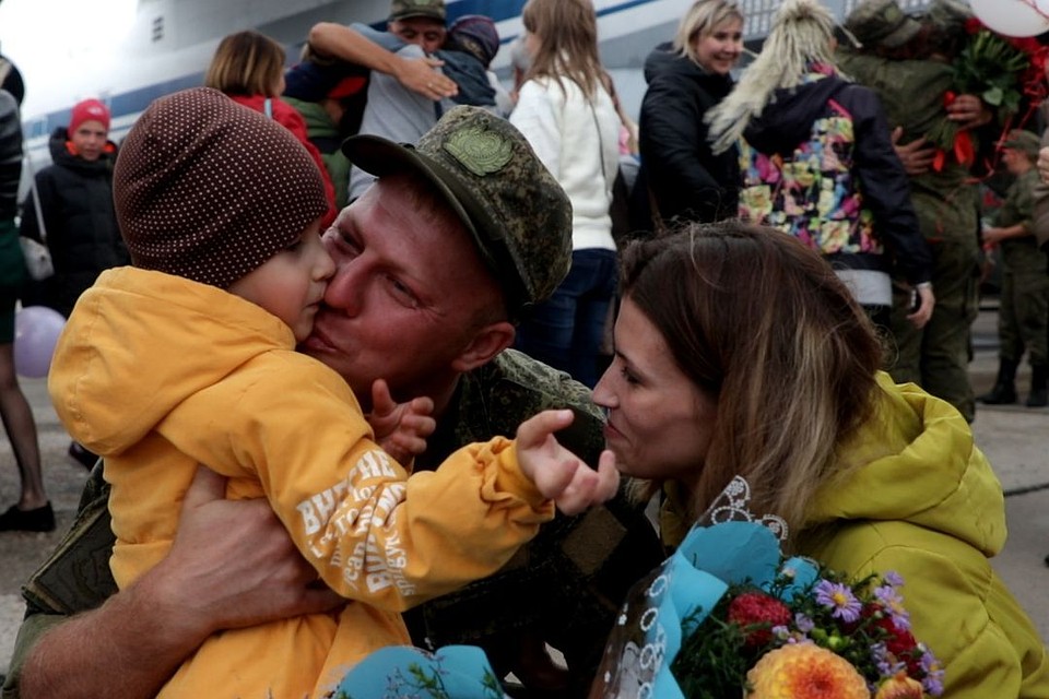 Дома военных встречали близкие и родные. Фото: пресс-служба ЦВО.