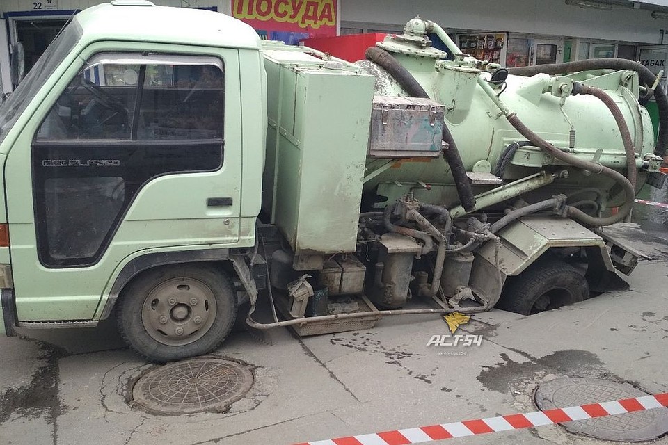 Под грузовой машиной на рынке обвалился асфальт.