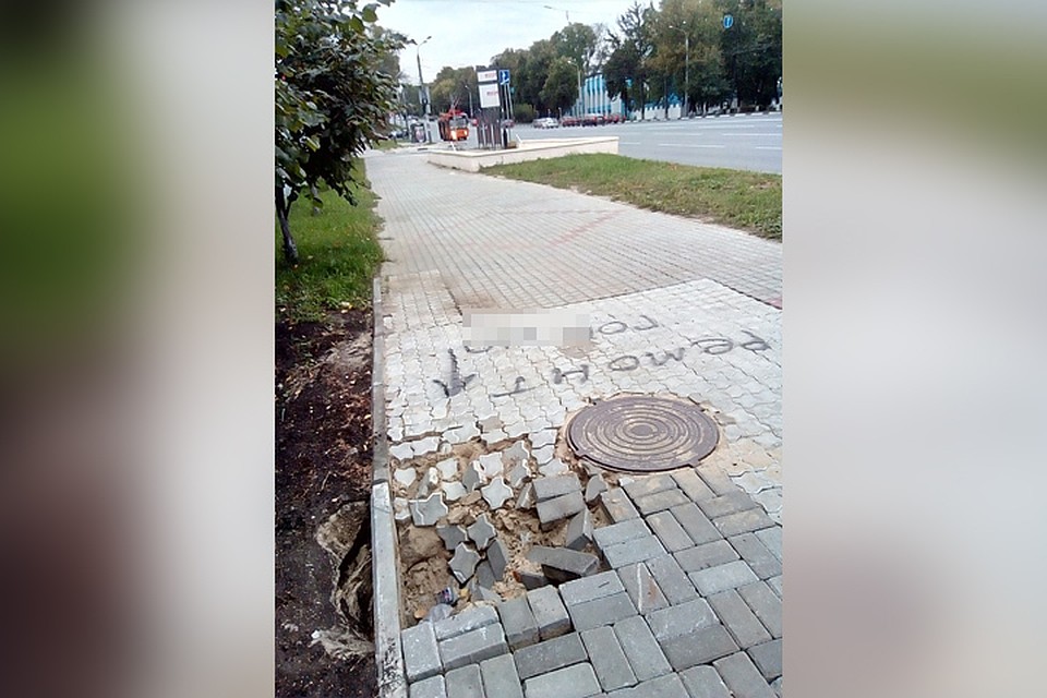 Местные жители в недоумении: недавно брусчатку переложили, а она снова "поплыла"