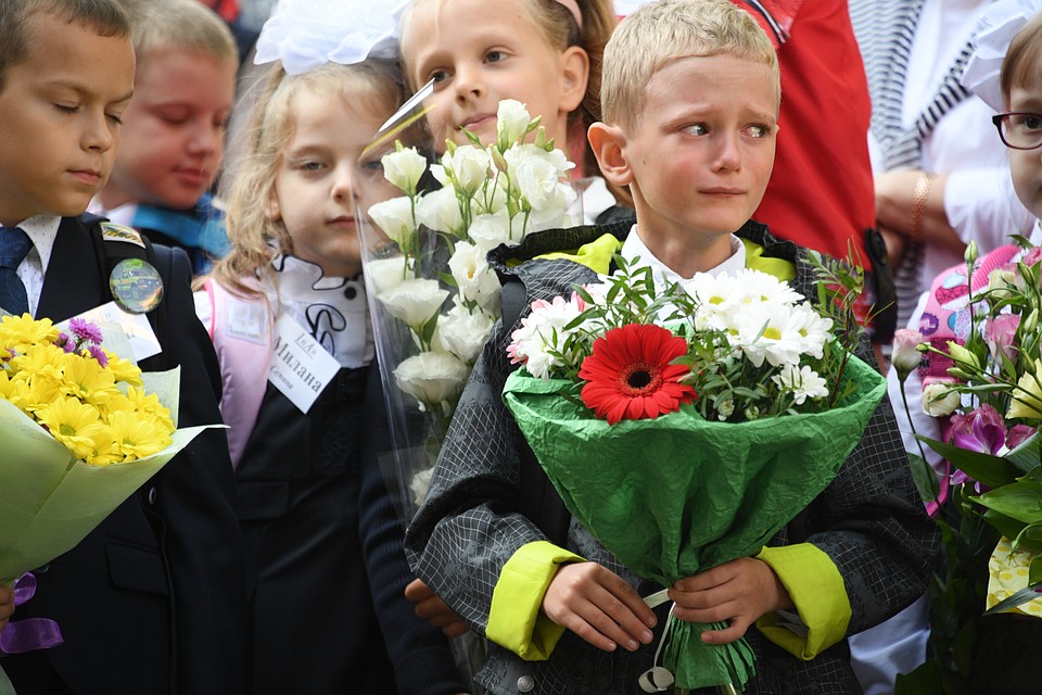 В школе города Азова Ростовской области в этом году 1 сентября вместо цветов родителям предложили принести... наличность.