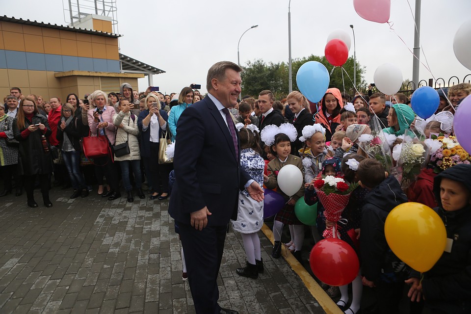 Анатолий Локоть принял участие в торжественном открытии школы № 37. Фото: Мэрия Новосибирска