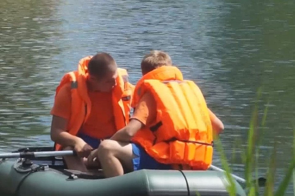Сибиряк прыгнул со скалы в воду и ему понадобилась помощь спасателей. Фото: МАСС.