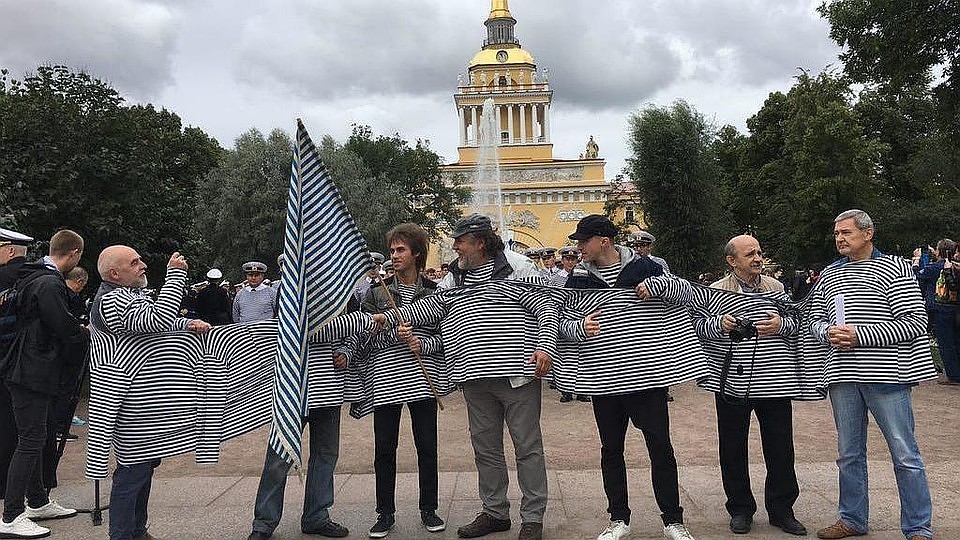 Шеренга из тельняшки с 32 рукавами. Фото: Дмитрий Бородин "ВКонтакте"