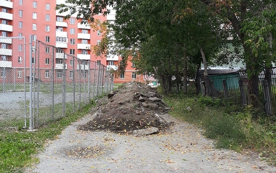 Вот так выглядит тропинка вдоль забора детсада. Фото: группа "Говорит Озерск" vc.com