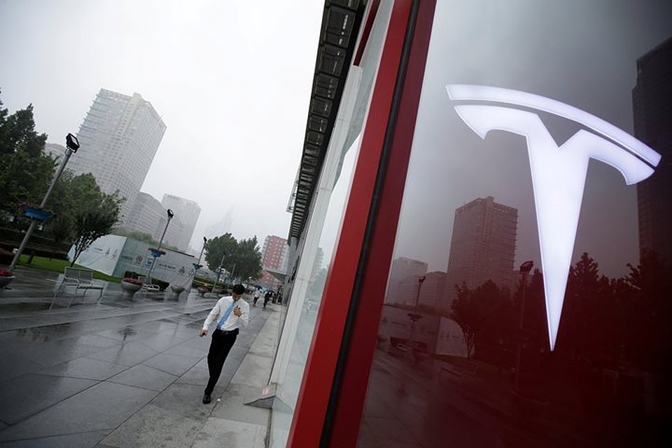 Акции компании Tesla снова падают в цене